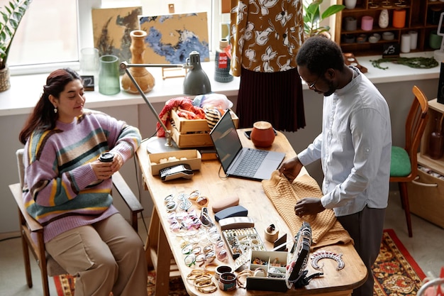 zespół haftu przy stole